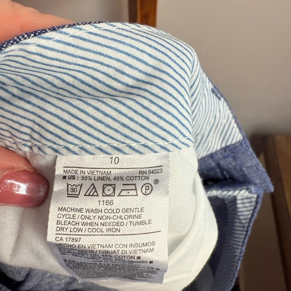 Women’s Old Navy Everyday Chambray Shorts - Picture 4 of 7